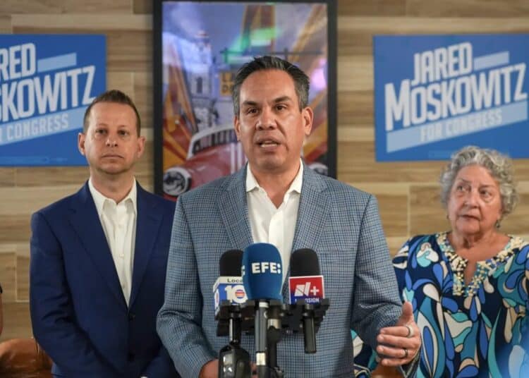 Líderes demócratas Pete Aguilar y Suzan DelBene en campaña en Miami Beach junto a Jared Moskowitz