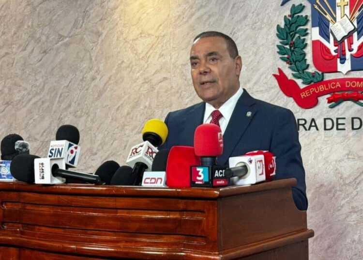 Diputado Alcibíades Tavárez en la Cámara de Diputados de República Dominicana presentando proyecto sobre intereses de tarjetas de crédito