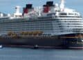 El crucero Disney Dream atracado en una terminal portuaria del Caribe con pasajeros desembarcando