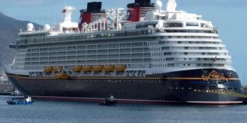 El crucero Disney Dream atracado en una terminal portuaria del Caribe con pasajeros desembarcando