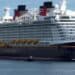 El crucero Disney Dream atracado en una terminal portuaria del Caribe con pasajeros desembarcando