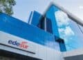 Técnicos de Edesur trabajando en tendido eléctrico en Santo Domingo Oeste, República Dominicana