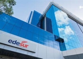 Técnicos de Edesur trabajando en tendido eléctrico en Santo Domingo Oeste, República Dominicana