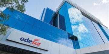 Técnicos de Edesur trabajando en tendido eléctrico en Santo Domingo Oeste, República Dominicana