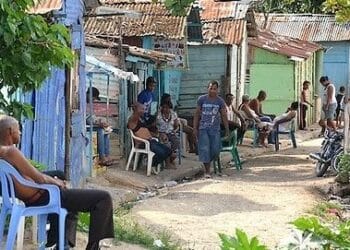 Trabajadores en una calle de Santo Domingo, República Dominicana, representando la pobreza laboral que afecta al 39.7% de la población