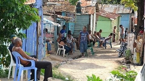 Trabajadores en una calle de Santo Domingo, República Dominicana, representando la pobreza laboral que afecta al 39.7% de la población