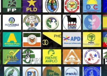 Ciudadanos dominicanos frente a una urna electoral durante jornada de votación en República Dominicana