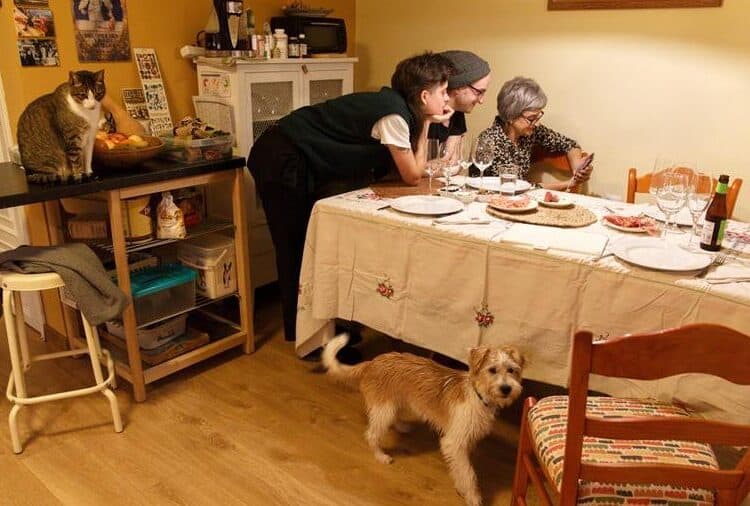 Familias latinoamericanas en zona periurbana frente a viviendas precarias con déficit habitacional