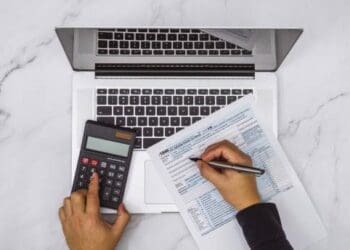 Documentos fiscales y calendario con fechas de cierre del ISR sobre escritorio de empresa dominicana
