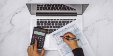 Documentos fiscales y calendario con fechas de cierre del ISR sobre escritorio de empresa dominicana