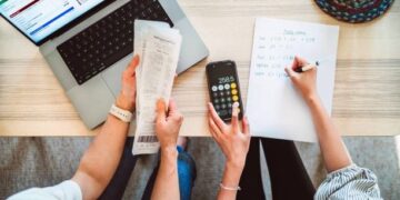 Guía de finanzas personales del Banco Central de la República Dominicana con tabla de presupuesto mensual familiar