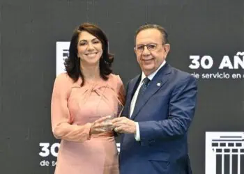 Gobernador del Banco Central Héctor Valdez Albizu entregando reconocimientos a empleados en ceremonia del 79 aniversario del BCRD