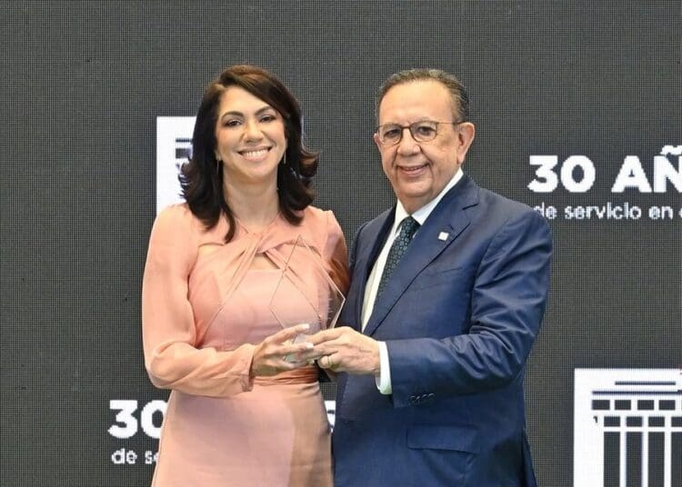 Gobernador del Banco Central Héctor Valdez Albizu entregando reconocimientos a empleados en ceremonia del 79 aniversario del BCRD