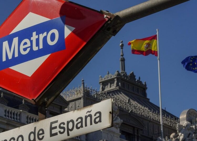Sede del Banco de España en Madrid y logo del Banco Central de Venezuela durante reuniones del FMI en Bangkok