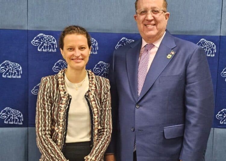Ministro Magín Díaz y vicepresidenta del Banco Mundial Susana Cordeiro Guerra en reunión del FMI en Bangkok, Tailandia
