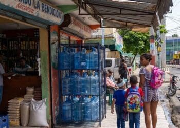 Botellones de agua purificada apilados en un colmado del Gran Santo Domingo
