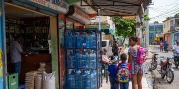 Botellones de agua purificada apilados en un colmado del Gran Santo Domingo