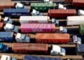 Contenedores de carga en un puerto internacional representando el estado del comercio mundial en 2026