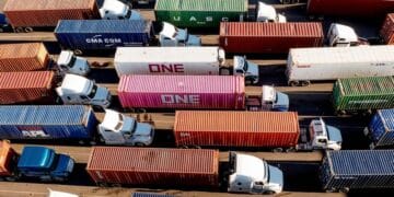 Contenedores de carga en un puerto internacional representando el estado del comercio mundial en 2026