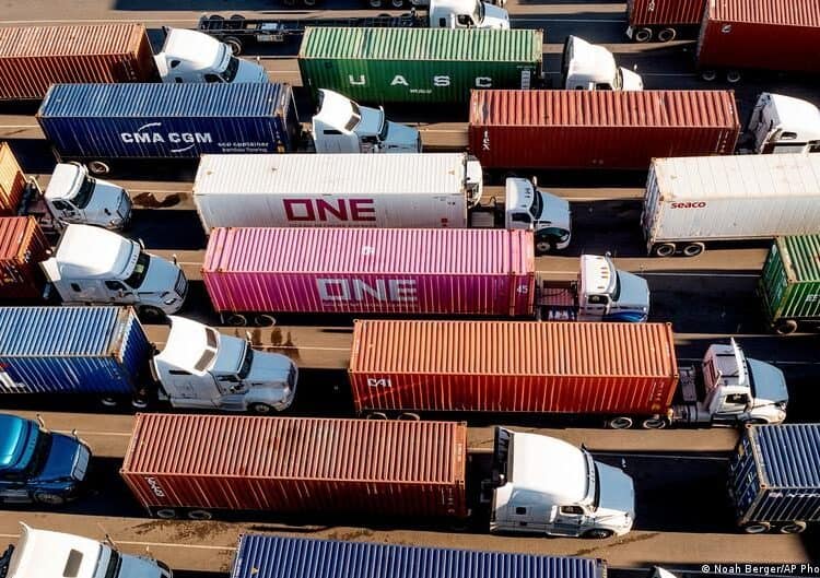 Contenedores de carga en un puerto internacional representando el estado del comercio mundial en 2026