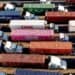 Contenedores de carga en un puerto internacional representando el estado del comercio mundial en 2026