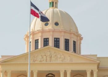 Gráfico del déficit fiscal dominicano y deuda pública consolidada frente al PIB para el presupuesto 2027