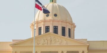 Gráfico del déficit fiscal dominicano y deuda pública consolidada frente al PIB para el presupuesto 2027