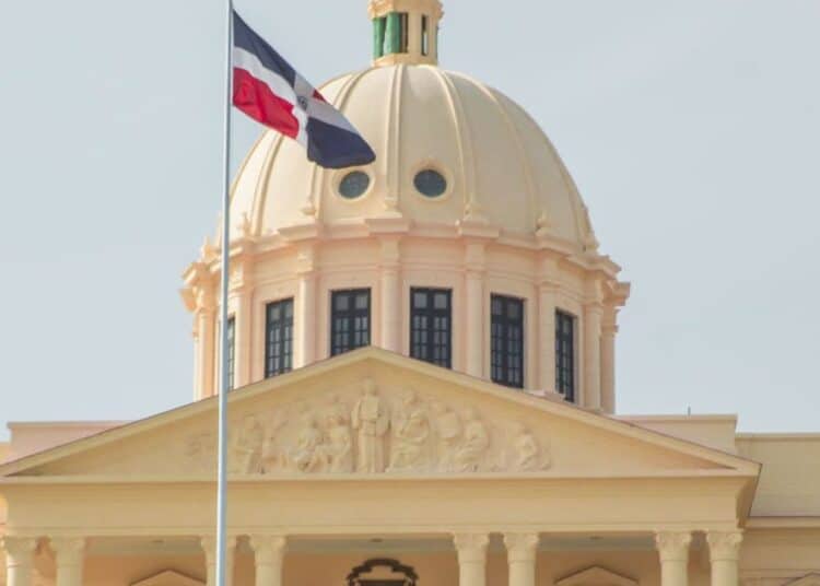 Gráfico del déficit fiscal dominicano y deuda pública consolidada frente al PIB para el presupuesto 2027