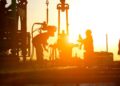 Surtidor de gasoil en una gasolinera de República Dominicana con precios en pesos dominicanos