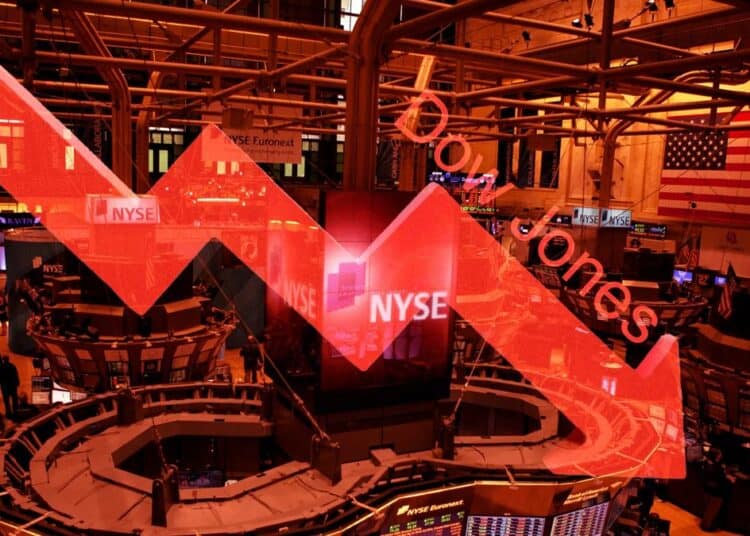 Pantalla del mercado bursátil mostrando la caída del Dow Jones de 443 puntos al cierre del 30 de septiembre