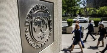 Pantalla con gráficos de mercados financieros digitales y bloques de cadena representando tokenización de activos