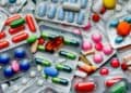 Frascos de medicamentos oncológicos y biológicos sobre mesa de consulta médica en República Dominicana