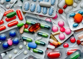 Frascos de medicamentos oncológicos y biológicos sobre mesa de consulta médica en República Dominicana