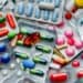 Frascos de medicamentos oncológicos y biológicos sobre mesa de consulta médica en República Dominicana