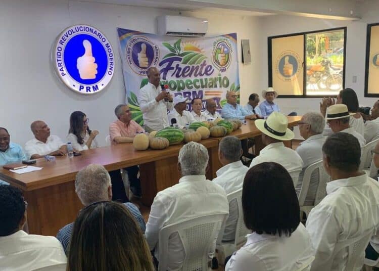 Dirigentes del Frente Agropecuario del PRM durante el encuentro provincial en Santiago, República Dominicana