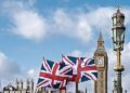 Pantalla del mercado bursátil mostrando el índice FTSE 100 en alza en la Bolsa de Londres