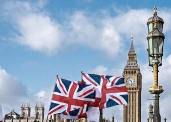 Pantalla del mercado bursátil mostrando el índice FTSE 100 en alza en la Bolsa de Londres