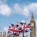 Pantalla del mercado bursátil mostrando el índice FTSE 100 en alza en la Bolsa de Londres