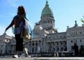 Trabajadores estatales argentinos frente a edificio del gobierno en Buenos Aires durante protesta contra recortes de empleo público