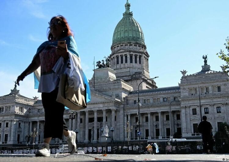 Trabajadores estatales argentinos frente a edificio del gobierno en Buenos Aires durante protesta contra recortes de empleo público