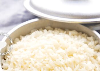 Sacos de arroz apilados en un almacén de República Dominicana