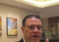 Ministro Eduardo Sanz Lovatón durante entrevista sobre subsidios a combustibles y reforma a la Ley de Hidrocarburos en República Dominicana