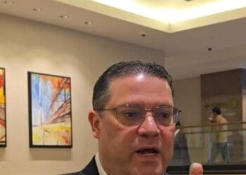 Ministro Eduardo Sanz Lovatón durante entrevista sobre subsidios a combustibles y reforma a la Ley de Hidrocarburos en República Dominicana