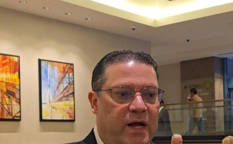 Ministro Eduardo Sanz Lovatón durante entrevista sobre subsidios a combustibles y reforma a la Ley de Hidrocarburos en República Dominicana