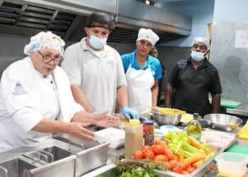 Funcionarios del Inabie capacitando a proveedores de alimentos del Programa de Alimentación Escolar en República Dominicana