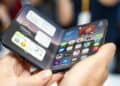 iPhone Duo de Apple abierto sobre una superficie, mostrando su pantalla interna plegable de 7.6 pulgadas