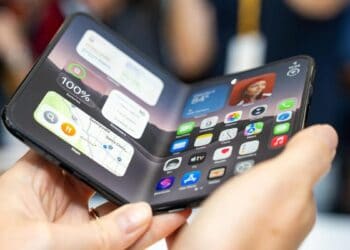 iPhone Duo de Apple abierto sobre una superficie, mostrando su pantalla interna plegable de 7.6 pulgadas
