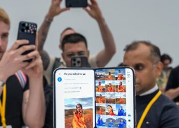 iPhone Duo plegable de Apple abierto sobre una mesa, mostrando sus dos pantallas activas