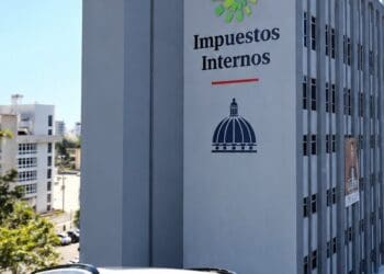 Pedro Urrutia, director de la DGII, anuncia nuevo precio del marbete vehicular para 2026-2027 en Santo Domingo