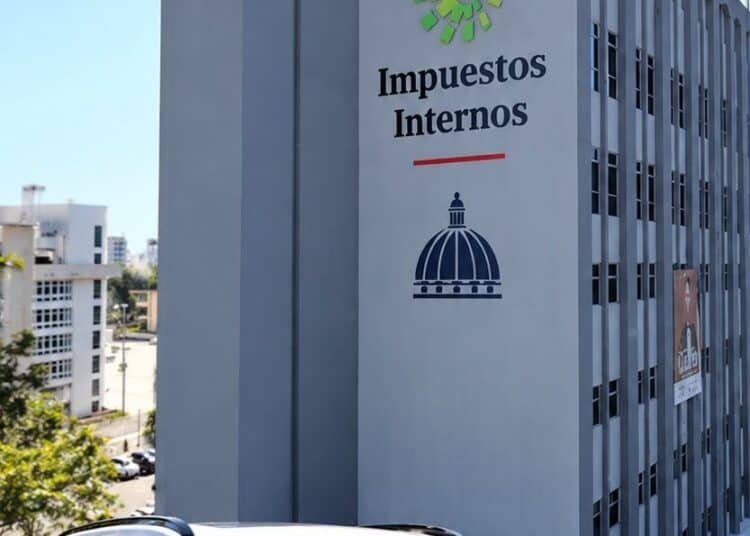 Pedro Urrutia, director de la DGII, anuncia nuevo precio del marbete vehicular para 2026-2027 en Santo Domingo